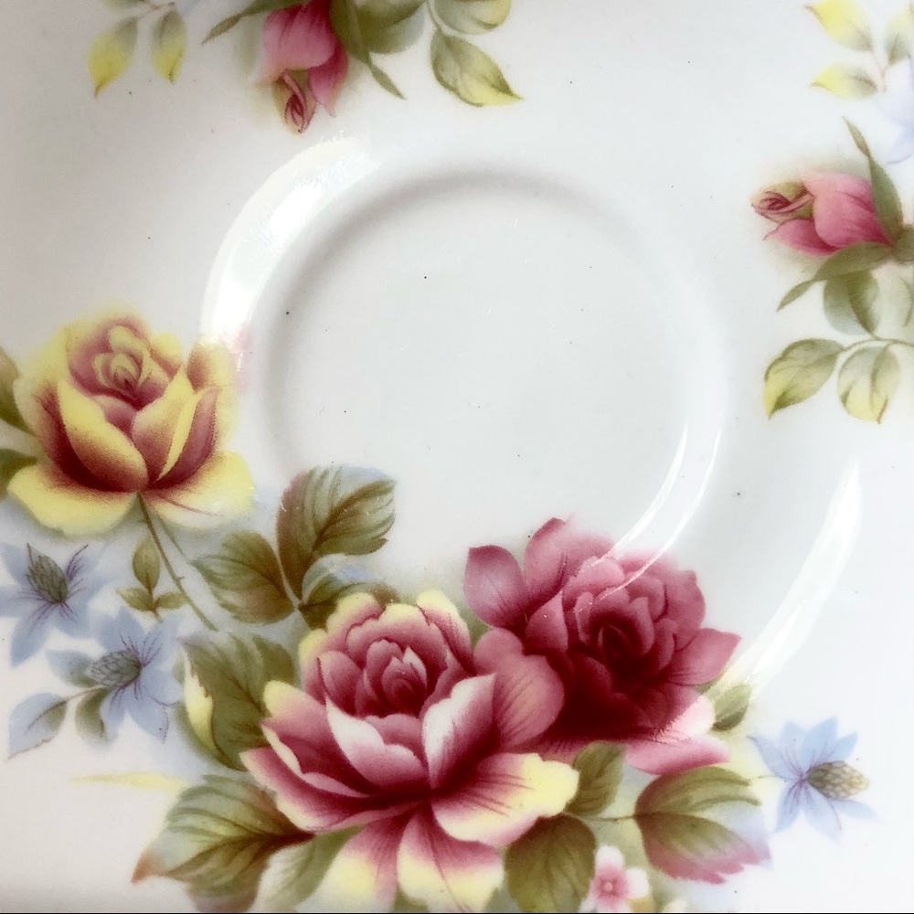 Royal Sutherland Tea Cup & Saucer set in EUC Floral motif with Gold Trim